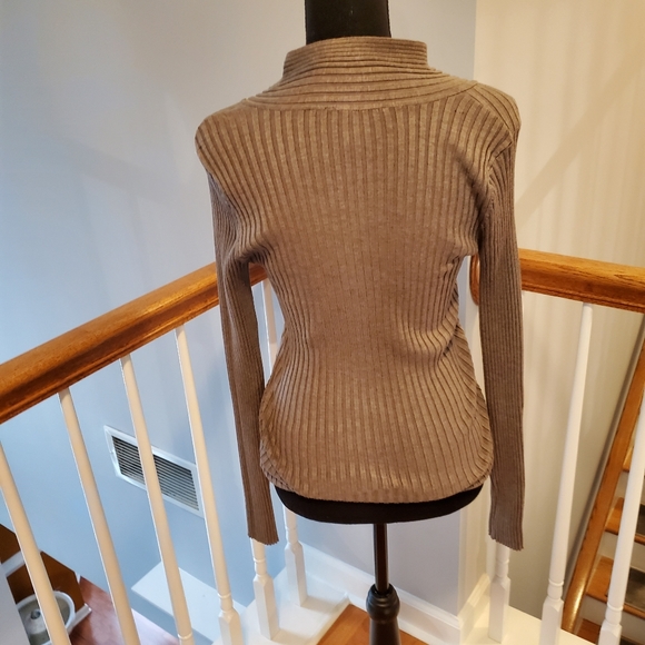 Sweaters - Picture 4 of 4